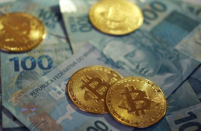 © Reuters. Representação ilustrativa da criptomoeda bitcoin sobre notas de real
25/05/2021
REUTERS/Ricardo Moraes