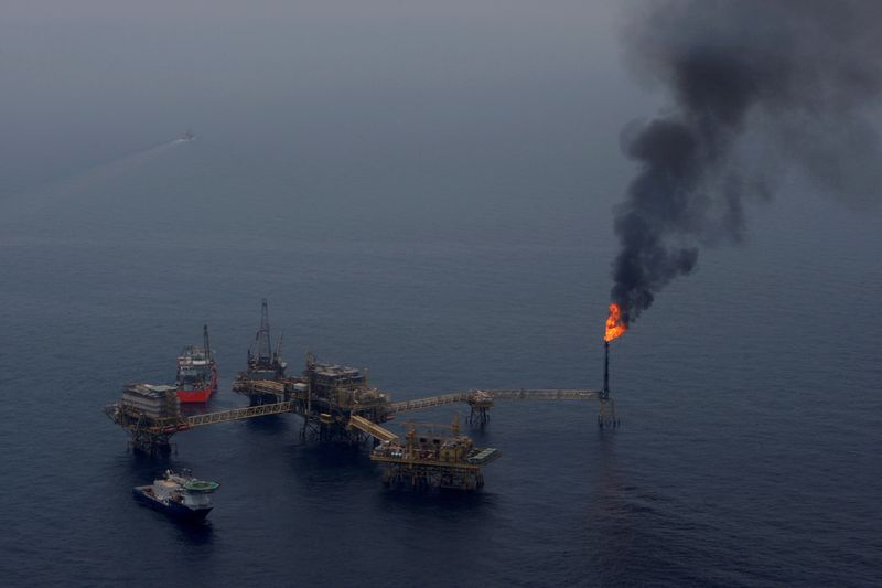 &copy; Reuters. Combustione di gas presso la piattaforma "Ku Maloob Zaap" del campo petrolifero messicano, nella baia di Campeche, 19 aprile 2013.  REUTERS/Victor Ruiz Garcia/File Photo