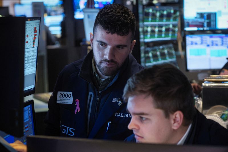 © Reuters. Specialist traders work inside a post on the floor of the New York Stock Exchange (NYSE) in New York City, U.S., November 9, 2022. REUTERS/Brendan McDermid