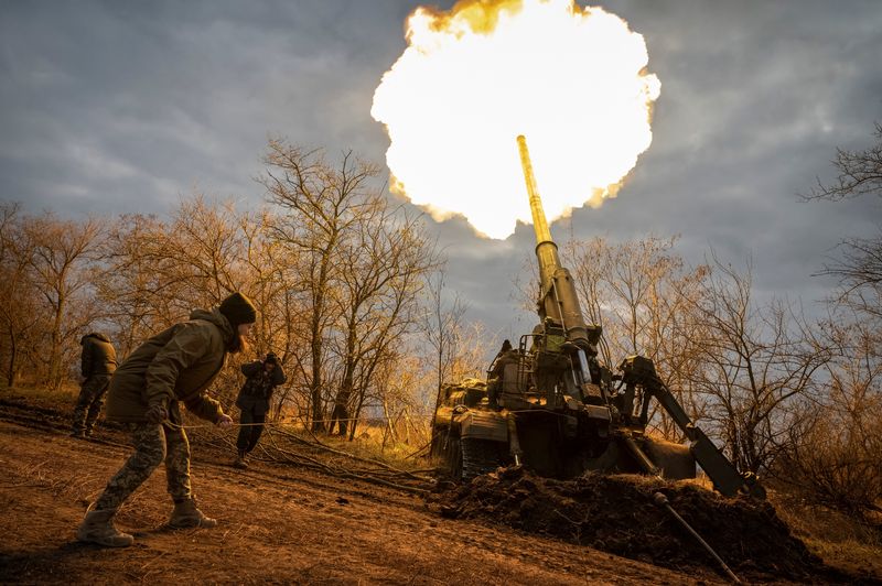 © Reuters. Ukrainian servicemen fire a 2S7 Pion self-propelled gun at a position, as Russia's attack on Ukraine continues, on a frontline in Kherson region, Ukraine November 9, 2022. REUTERS/Viacheslav Ratynskyi