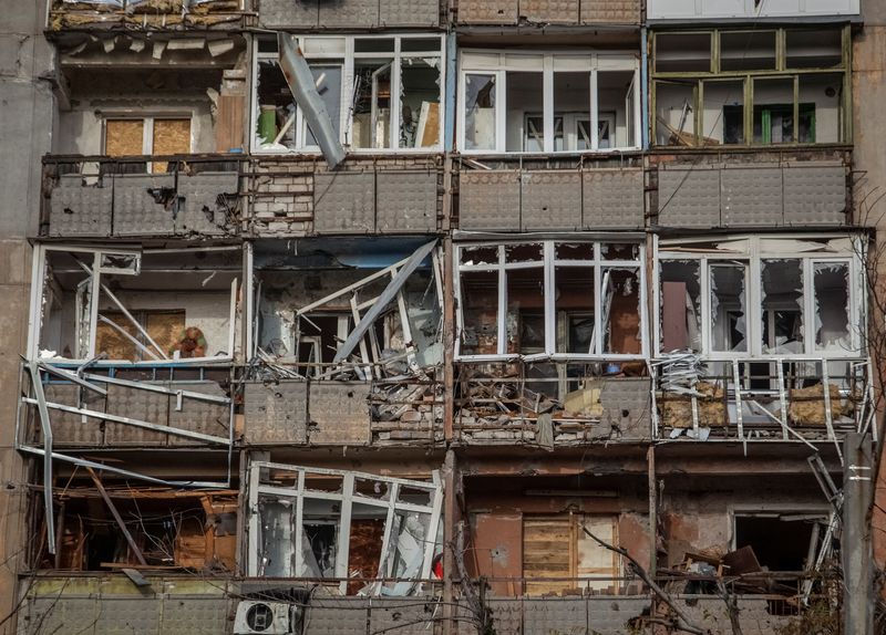 &copy; Reuters. FILE PHOTO: A view of an apartment building damaged by Russian shelling, as Russia's attack in Ukraine continues, in Avdiivka, Donetsk region, Ukraine November 7, 2022. REUTERS/Oleksandr Ratushniak/File Photo