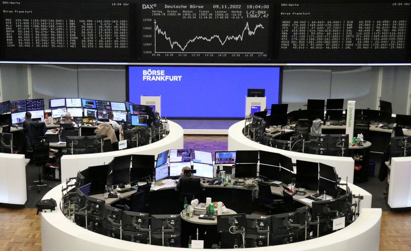 &copy; Reuters. Le graphique de l'indice boursier allemand DAX est photographié à la Bourse de Francfort. /Photo prise le 9 novembre 2022/REUTERS/Staff