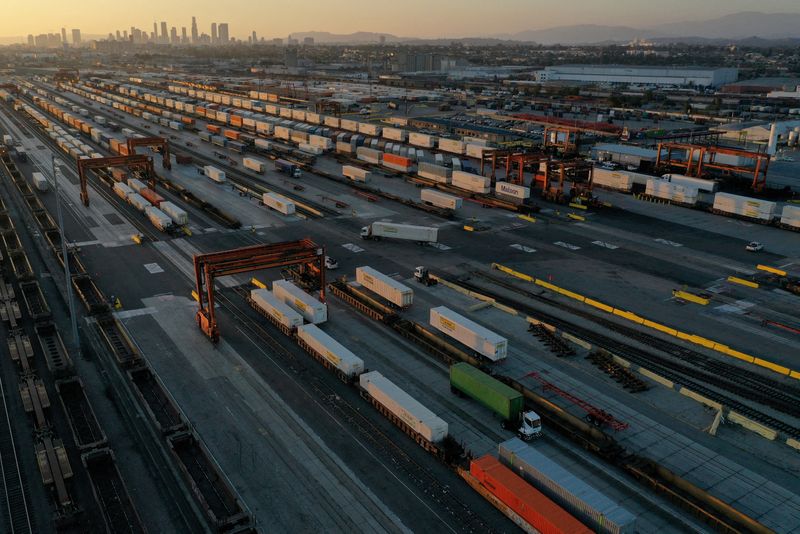 © Reuters. FILE PHOTO: An aerial view of gantry cranes, shipping containers, and freight railway trains ahead of a possible strike if there is no deal with the rail worker unions, at the Union Pacific Los Angeles (UPLA) Intermodal Facility rail yard in Commerce, California, U.S., September 15, 2022. REUTERS/Bing Guan//File Photo