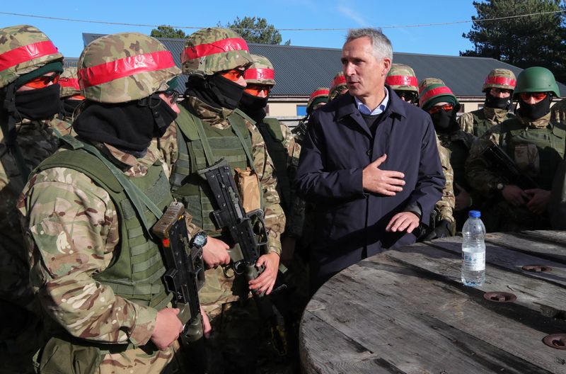 &copy; Reuters. Foto del miércoles del Secretario General de la OTAN Jens Stoltenberg observando un entrenamiento de las fuerzas ucranianas en Kent, Gran Bretaña 
Nov 9, 2022. REUTERS/Chris Radburn