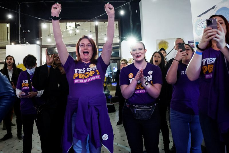 &copy; Reuters. Mulheres comemoram resultado de votação em Michigan sobre direito ao aborto
08/11/2022
REUTERS/Evelyn Hockstein