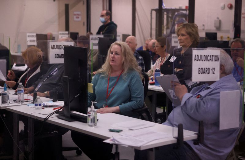 &copy; Reuters. Staff adjudicate ballots for the U.S. midterm elections at the Maricopa County Tabulation and Election Center in Phoenix, Arizona, U.S., November 9, 2022. REUTERS/Jim Urquhart