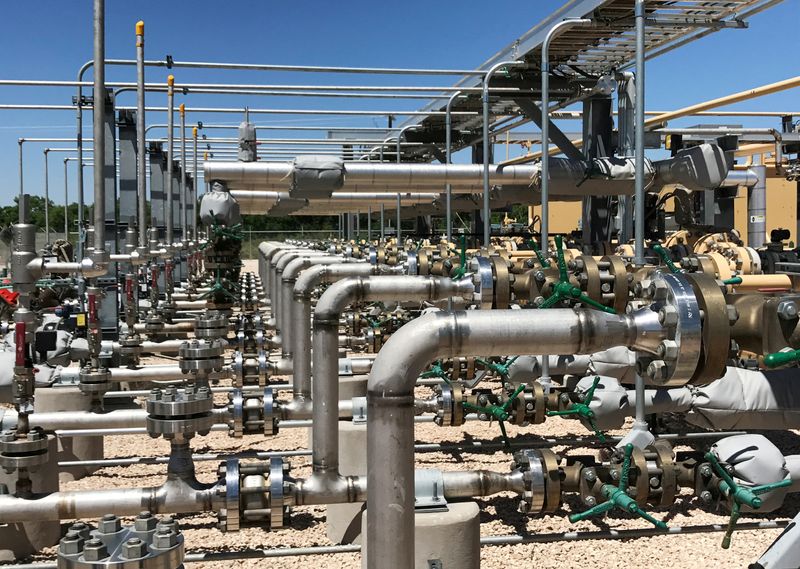 © Reuters. FILE PHOTO: Equipment used to process carbon dioxide, crude oil and water is seen at an Occidental Petroleum Corp enhanced oil recovery project in Hobbs, New Mexico, U.S. on May 3, 2017. REUTERS/Ernest Scheyder/File Photo