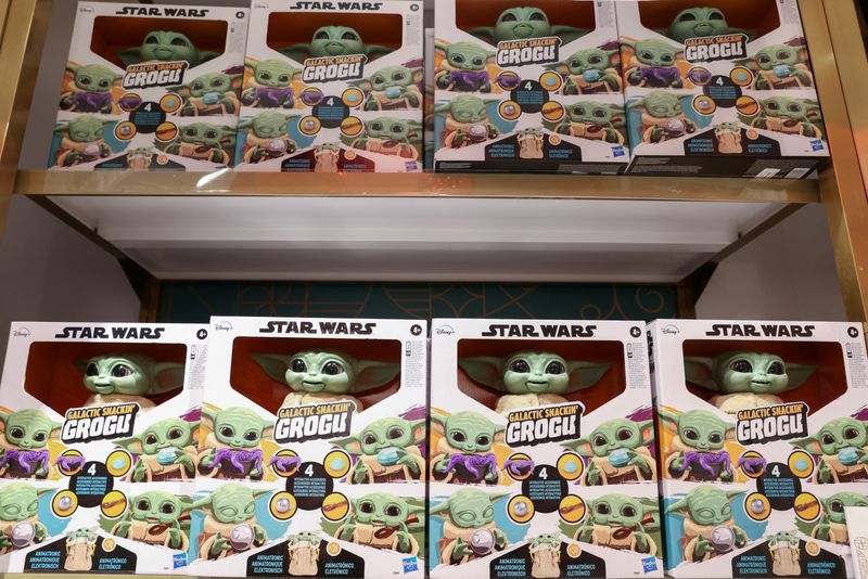 © Reuters. FILE PHOTO: The Star Wars Galactic Snackin Grogu toys, by Hasbro, Inc. are seen on display in the FAO Schwarz toy store in Manhattan, New York City, U.S., November 24, 2021. REUTERS/Andrew Kelly/File Photo