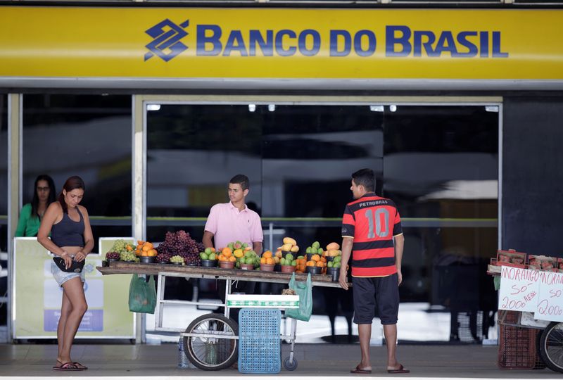 &copy; Reuters. FILE PHOTO: Street vendors are seen in front of a Banco do Brasil branch in Brasilia, Brazil, September 6, 2017. REUTERS/Ueslei Marcelino/File Photo