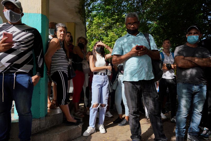 &copy; Reuters. FILE PHOTO: People wait their turn for visa procedures nearby the embassy of Panama in Havana, Cuba, June 13, 2022. Picture taken on June 13, 2022. REUTERS/Alexandre Meneghini/File Photo