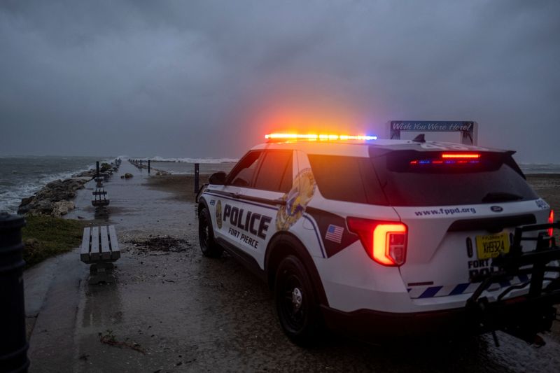 © Reuters. A police car blocks the entrance to the Inlet State Park before the expected arrival of Hurricane Nicole in Fort Pierce, Florida, U.S. November 9, 2022.  REUTERS/Ricardo Arduengo