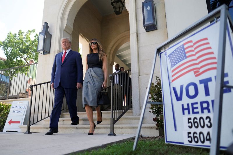 © Reuters. FILE PHOTO: Former U.S. President Donald Trump and his wife Melania walk outside a polling station during midterm election in Palm Beach, Florida, U.S. November 8, 2022.  REUTERS/Ricardo Arduengo 