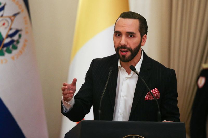 © Reuters. FILE PHOTO: El Salvador's President Nayib Bukele speaks during a decoration ceremony to the Apostolic Nuncio to El Salvador Santo Gandemi, in San Salvador, El Salvador, October 26, 2022. REUTERS/Jose Cabezas