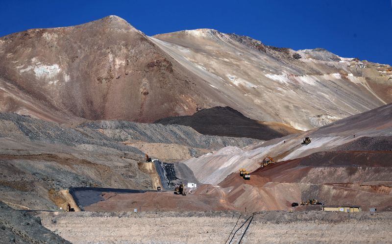 © Reuters. FILE PHOTO: Dump trucks and bulldozers operate at Barrick Gold Corp's Veladero gold mine in San Juan province, Argentina April 26, 2017. Picture taken April 26, 2017. REUTERS/Marcos Brindicci