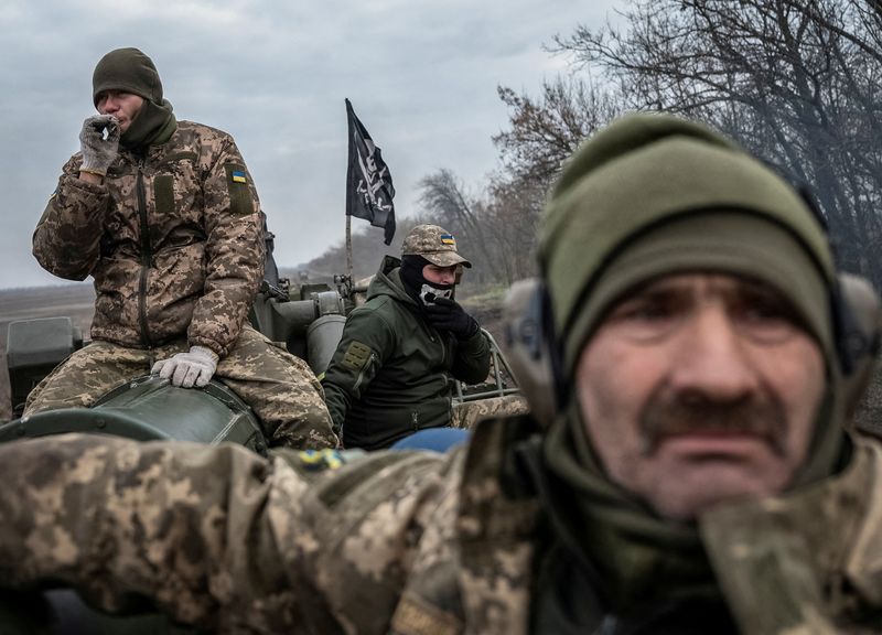 &copy; Reuters. 　ロシアのショイグ国防相は１１月９日、ウクライナ南部の戦略的要衝・ヘルソン市に近いドニエプル川西岸からの撤退を軍に命じた。写真はヘルソンの前線で戦うウクライナの兵士（２０