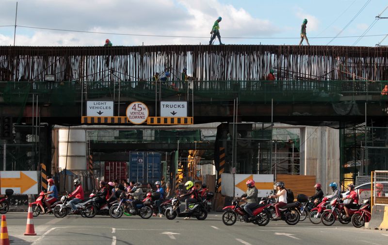 &copy; Reuters. FILE PHOTO: Labourers work at a construction site of a new expressway in Manila, Philippines November 17,2016. REUTERS/Czar Dancel