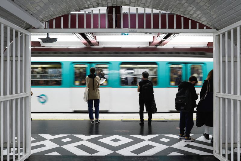 &copy; Reuters. Passengers wait for the metro operated by the Paris transport network RATP inside Opera station on the eve of a major strike by the public transport workers, in Paris, France, November 9, 2022. REUTERS/Benoit Tessier