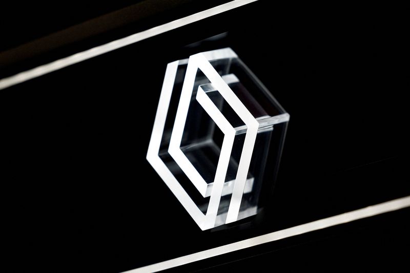 &copy; Reuters. FILE PHOTO: Renault logo is displayed at 2022 Paris Auto Show, France October 17, 2022. REUTERS/Stephane Mahe