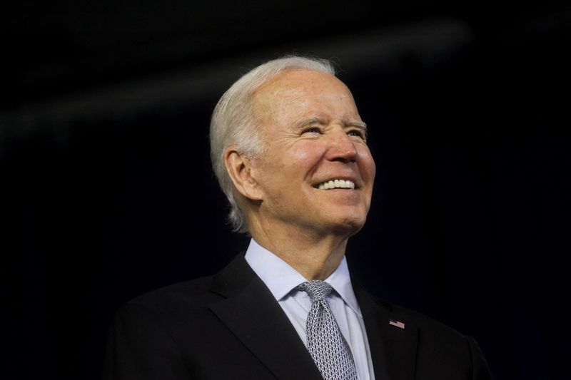 © Reuters. U.S. President Joe Biden smiles during a rally with Democratic nominee for Maryland Governor Wes Moore, U.S. Senator Chris Van Hollen and other Maryland Democrats, at Bowie State University in Bowie, Maryland, U.S., November 7, 2022. REUTERS/Leah Millis