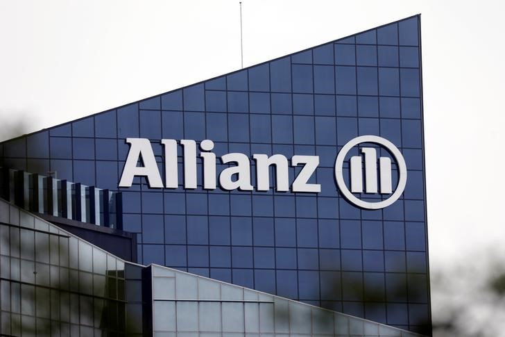 &copy; Reuters. El logotipo de la aseguradora Allianz SE en el edificio de la empresa en Puteaux, en el distrito financiero y de negocios de La Defense, cerca de París. REUTERS/Charles Platiau 