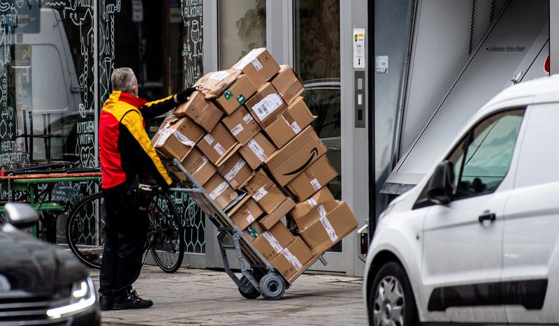 &copy; Reuters. FILE PHOTO: A parcel carrier drives a cart full of packages, amid the coronavirus disease (COVID-19) pandemic, in Munich, Germany, December 6, 2021. REUTERS/Lukas Barth