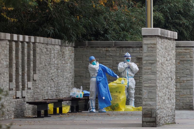 &copy; Reuters. Pandemic prevention workers don protective suits in a residential compound that was placed under lockdown as outbreaks of coronavirus disease (COVID-19) continue in Beijing, China November 9, 2022. REUTERS/Thomas Peter