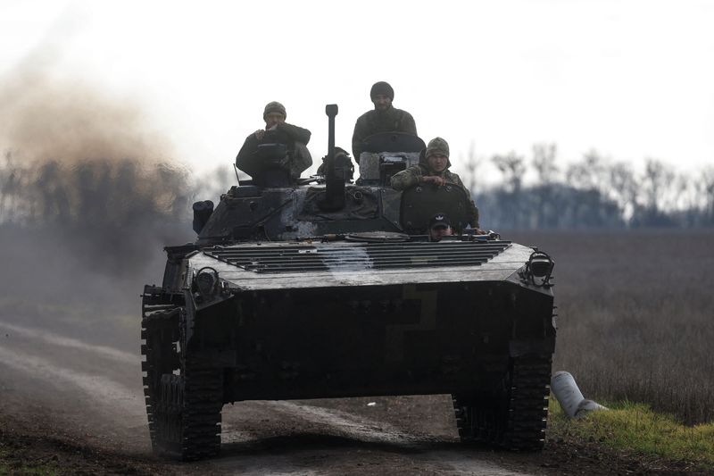 &copy; Reuters. جنود أوكرانيون في عربة مدرعة في منطقة ميكولاييف في الرابع من نوفمبر تشرين الثاني 2022. تصوير فالنتين أوجرينكو-رويترز.