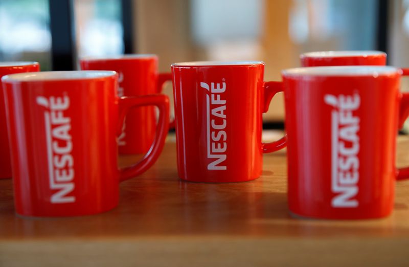 &copy; Reuters. FOTO DE ARQUIVO: Canecas Nescafé são fotografadas no Nestlé Research Center em Orbe, Suíça, em 31 de maio de 2018. Foto tirada em 31 de maio de 2018. REUTERS/Denis Balibouse/File Photo