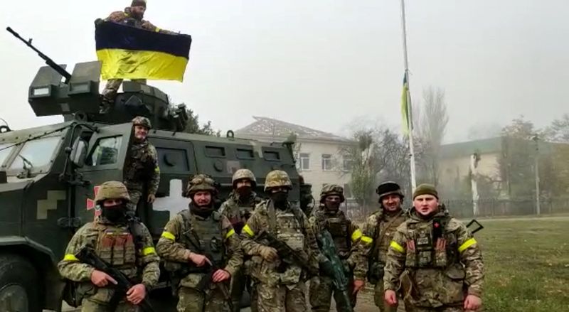 &copy; Reuters. Soldados de las fuerzas del 131º Batallón de Reconocimiento Separado celebran la recaptura de la ciudad de Snihurivka, en la región de Mikoláiv, Ucrania. 10 de noviembre de 2022, en esta captura de pantalla obtenida de un vídeo. Vídeo obtenido por R