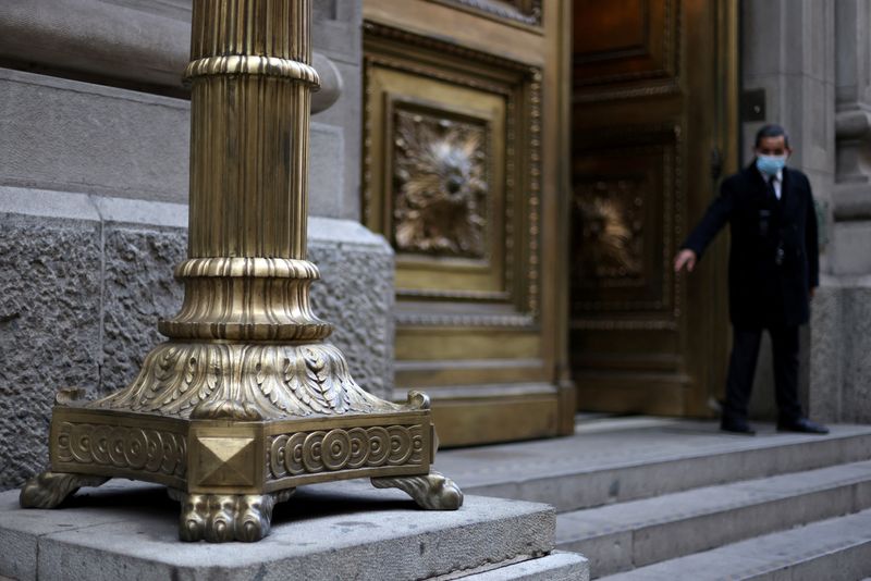 &copy; Reuters. FILE PHOTO: A security worker guards an entry of the Chilean Central Bank building in downtown Santiago, Chile July 7, 2022. REUTERS/Ivan Alvarado/File photo