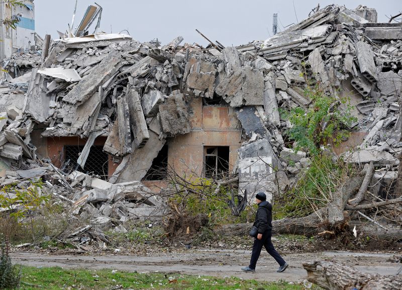 &copy; Reuters. A man walks past the ruins of a building destroyed in the course of the Russia-Ukraine conflict, in Mariupol, Russian-controlled Ukraine, November 9, 2022. REUTERS/Alexander Ermochenko 