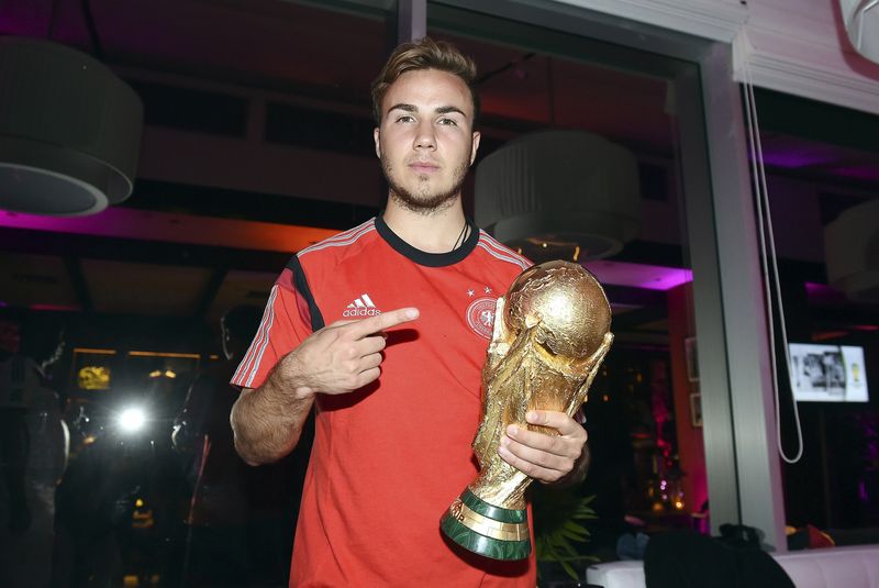 &copy; Reuters. Mario Goetze com troféu da Copa do Mundo de 2014
 13/7/2014     REUTERS/Markus Gilliar/Pool