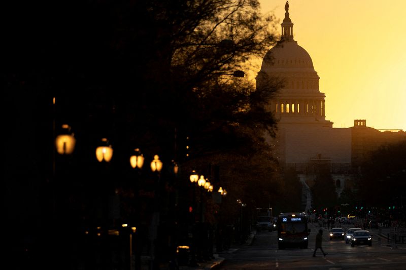 © Reuters. The sun rises over the U.S. Capitol, as control of Congress remained unclear following the 2022 U.S. midterm elections in Washington, U.S., November 9, 2022. REUTERS/Tom Brenner