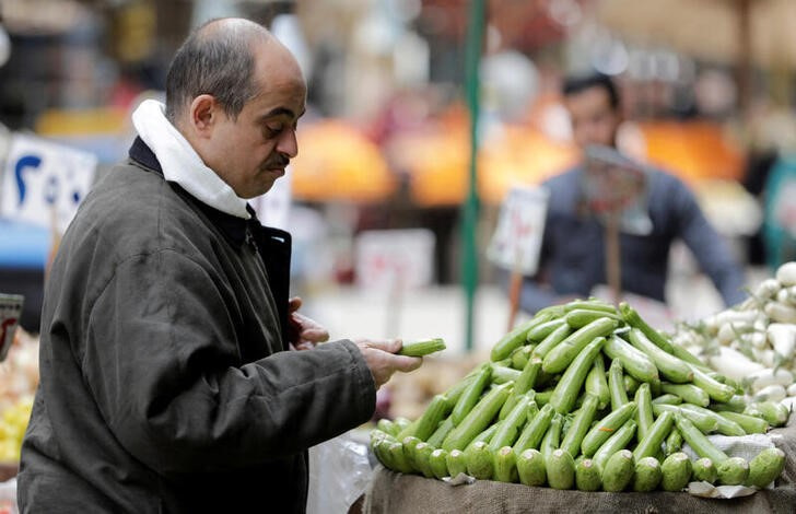 &copy; Reuters.   A man shops at a vegetable market in Cairo, Egypt March 22, 2022. REUTERS/Mohamed Abd El Ghany/File Photo