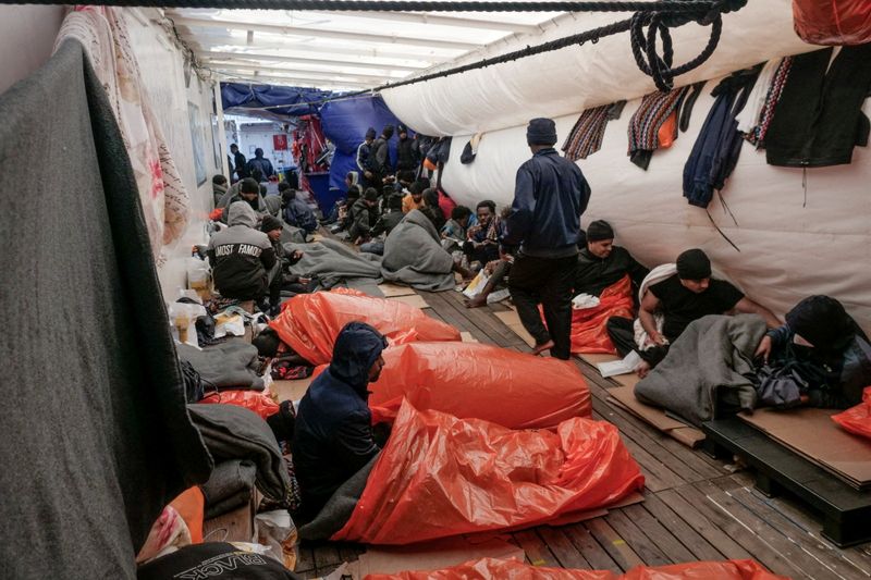 &copy; Reuters. Migranti dormono sul ponte della nave di soccorso della ONG "Ocean Viking", nel Mar Mediterraneo, 6 novembre 2022. Camille Martin Juan/Sos Mediterranee/Handout via REUTERS