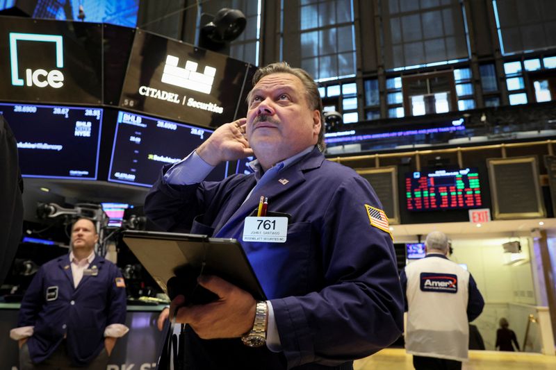 &copy; Reuters. Des traders travaillent à la Bourse de New York. /Photo prise le 9 novembre 2022/REUTERS/Brendan McDermid