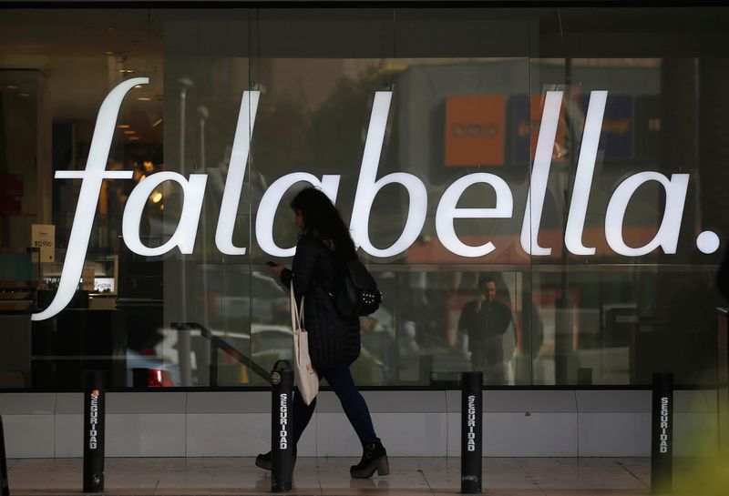 &copy; Reuters. FILE PHOTO: A Falabella department store is seen in the commercial district of Vina del Mar, Chile  May 14, 2019. REUTERS/Rodrigo Garrido