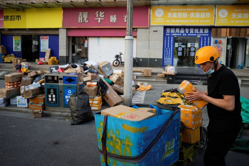 &copy; Reuters. A delivery worker sorts parcels at a makeshift logistics station ahead of Alibaba's Singles' Day shopping festival, following the coronavirus disease (COVID-19) outbreak in Shanghai, China, November 10, 2022. REUTERS/Aly Song