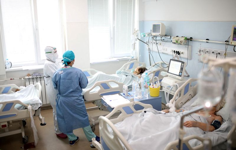 &copy; Reuters. Profissionais de saúde tratam pacientes com Covid em Unidade de Terapia Intensiva de hospital em Sofia, na Bulgária
29/01/2022 REUTERS/Stoyan Nenov