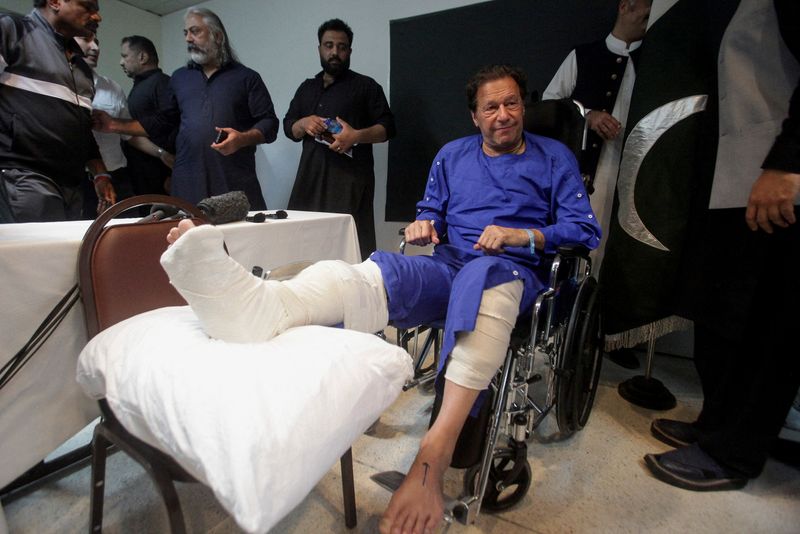 &copy; Reuters. رئيس الوزراء الباكستاني السابق عمران خان على كرسي متحرك بعد إصابته في الساق في واقعة إطلاق نار خلال مسيرة وهو في مستشفى في لاهور في الرابع م