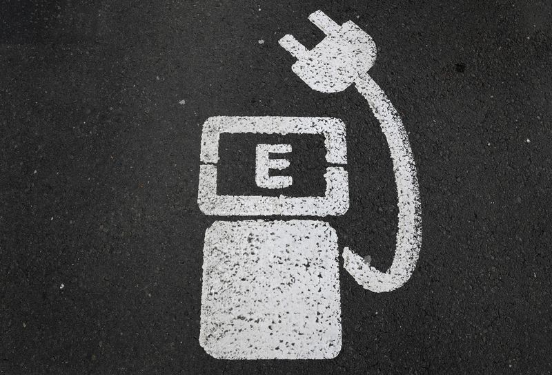 &copy; Reuters. FILE PHOTO: A battery charger sign for electric cars is painted on the ground of a parking ground near the soccer stadium in Wolfsburg, Germany, April 6, 2016.    REUTERS/Kai Pfaffenbach