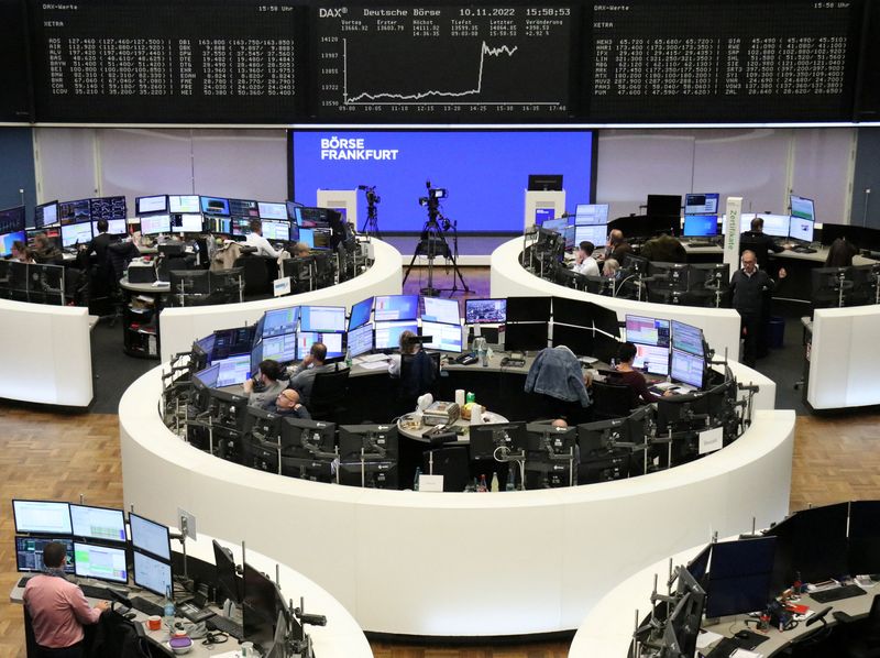 &copy; Reuters. Le graphique de l'indice allemand DAX est photographié à la bourse de Francfort. /Photo prise le 10 novembre 2022/REUTERS/Staff
