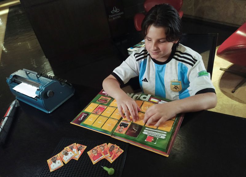 &copy; Reuters. سيباستيان فيلورامو يعمل على تحويل ملصقات لاعبي كأس العالم لكرة القدم إلى طريقة بريل في باركيسيميتو بفنزويلا يوم الثامن من نوفمبر تشرين الث