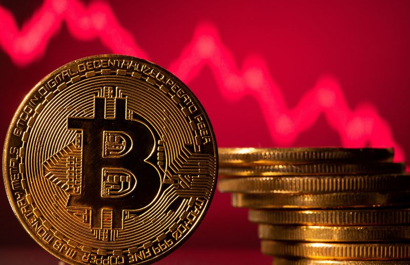 &copy; Reuters. FILE PHOTO: A representation of bitcoin is seen in front of a stock graph in this illustration taken May 19, 2021. REUTERS/Dado Ruvic/Illustration/File Photo