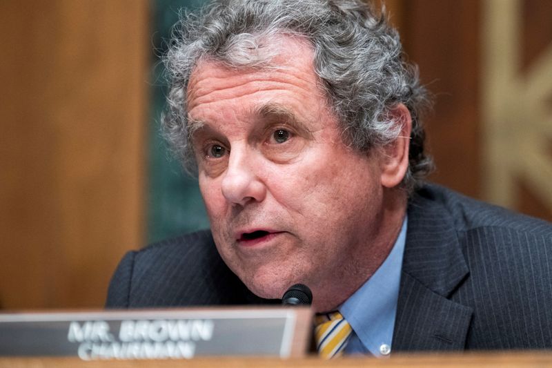 Key U.S. senator urges probe into FTX collapse