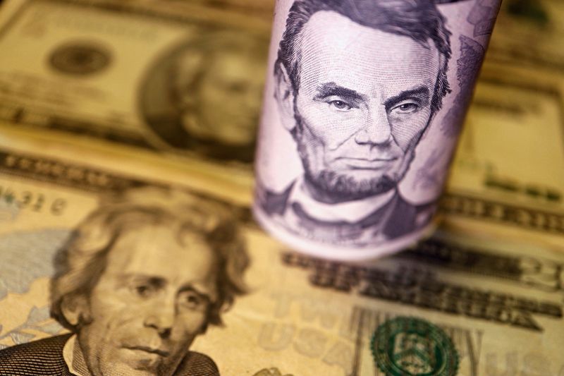 &copy; Reuters. FILE PHOTO: U.S. Dollar banknotes are seen in this illustration picture taken June 14, 2022. REUTERS/Florence Lo/Illustration/File Photo