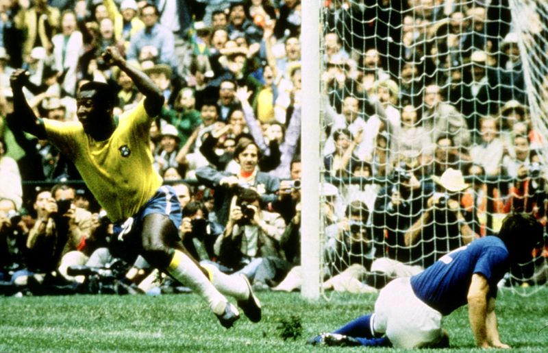 &copy; Reuters. Imagem de arquivo: O lendário Pelé marca o primeiro gol contra a Itália na final da Copa do Mundo de 1970. Crédito: Action Images / Sporting Pictures    