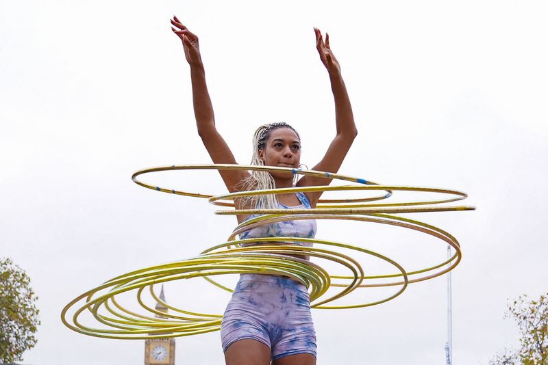 &copy; Reuters. Mariam Olayiwola, conhecida como Amazi, tenta quebrar o recorde mundial de mais bambolês rodados sobre pernas de pau no Dia do Guinness World Records. REUTERS/Maja Smiejkowska