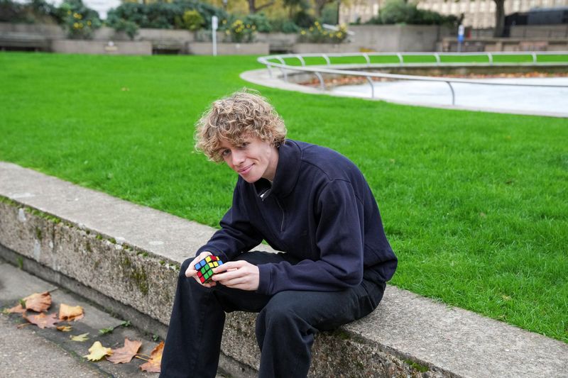 &copy; Reuters. الطالب البريطاني جورج سكولي الذي حقق رقما قياسيا بحل أكبر عدد من الألغاز في 24 ساعة في لندن يوم الخميس. تصوير: ماجا سميكوفسكا - رويترز. 