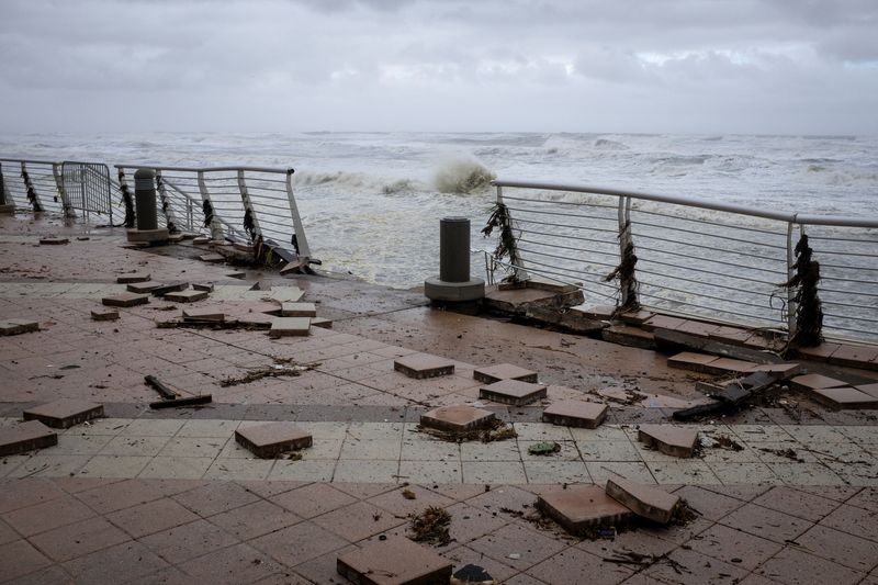 © Reuters. Debris is seen along the Daytona Boardwalk after Hurricane Nicole made landfall on Florida's east coast, in Daytona Beach, Florida, U.S., November 10, 2022. REUTERS/Marco Bello